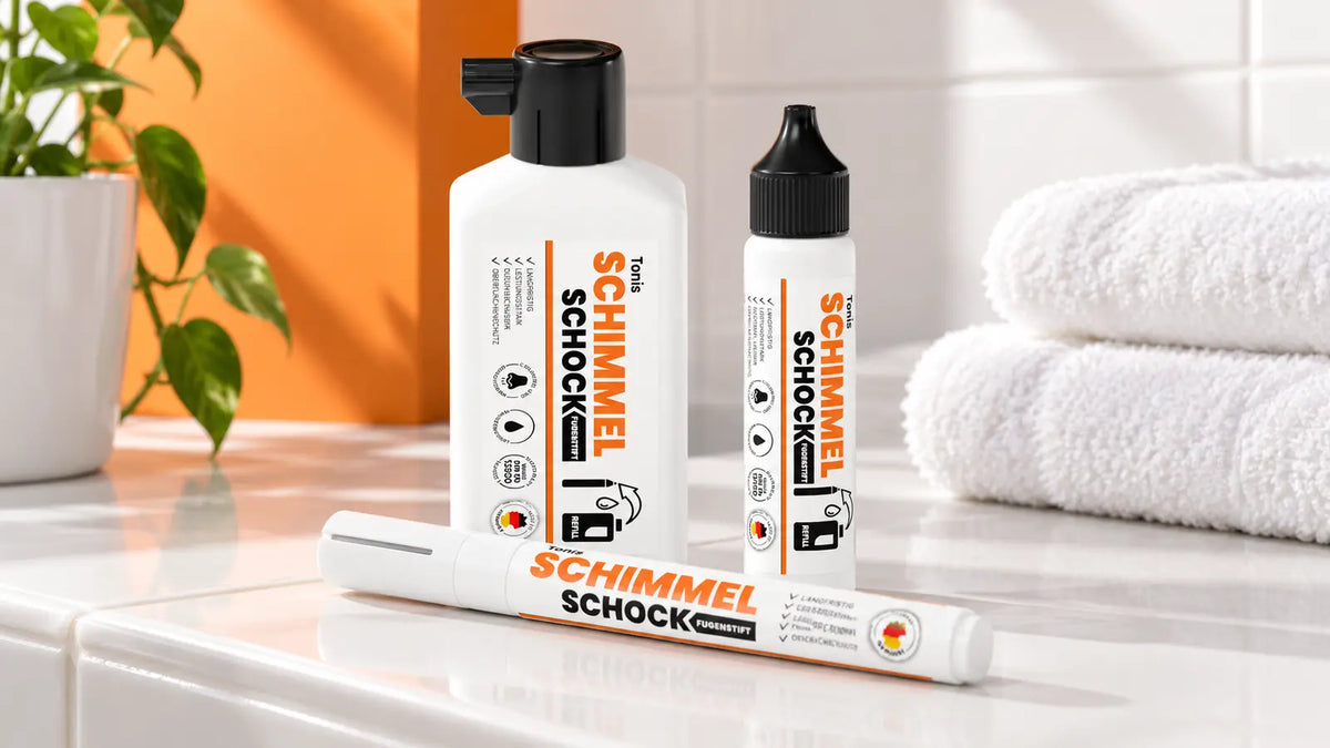 KI-generierte Produktillustration: Schimmelschock-Fugenstift mit kleiner und großer Nachfüllflasche in einem hellen Badezimmer.