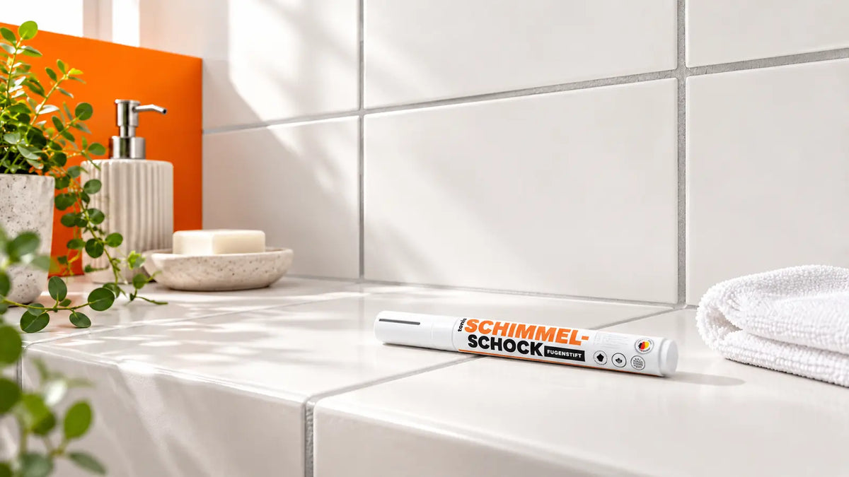 KI-generierte Produktillustration: Schimmelschock-Fugenstift auf einer hellen Fliesenablage mit orangefarbenem Akzent.