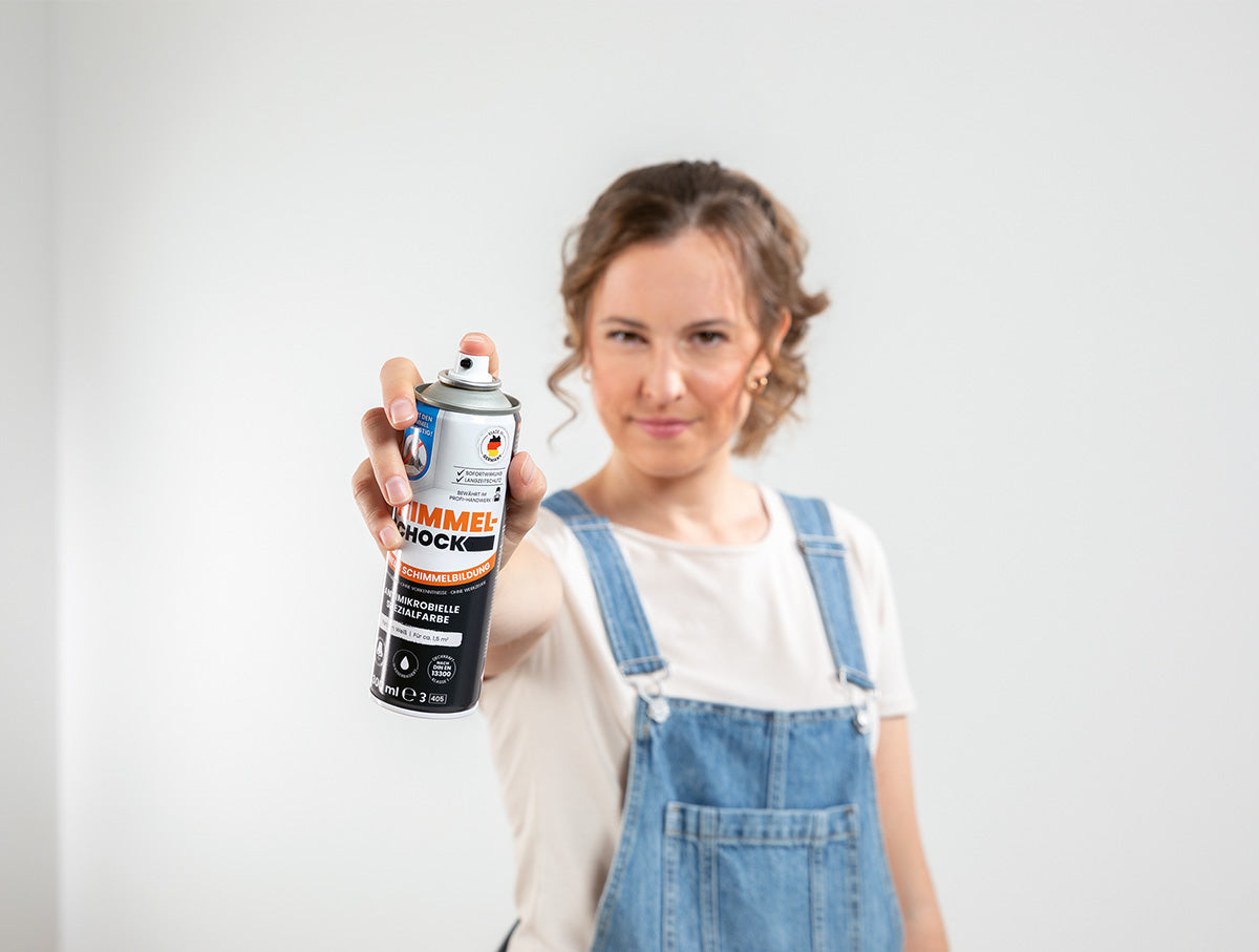 Schimmelschock-Spraydose in der Hand – Nahaufnahme zur Anwendung