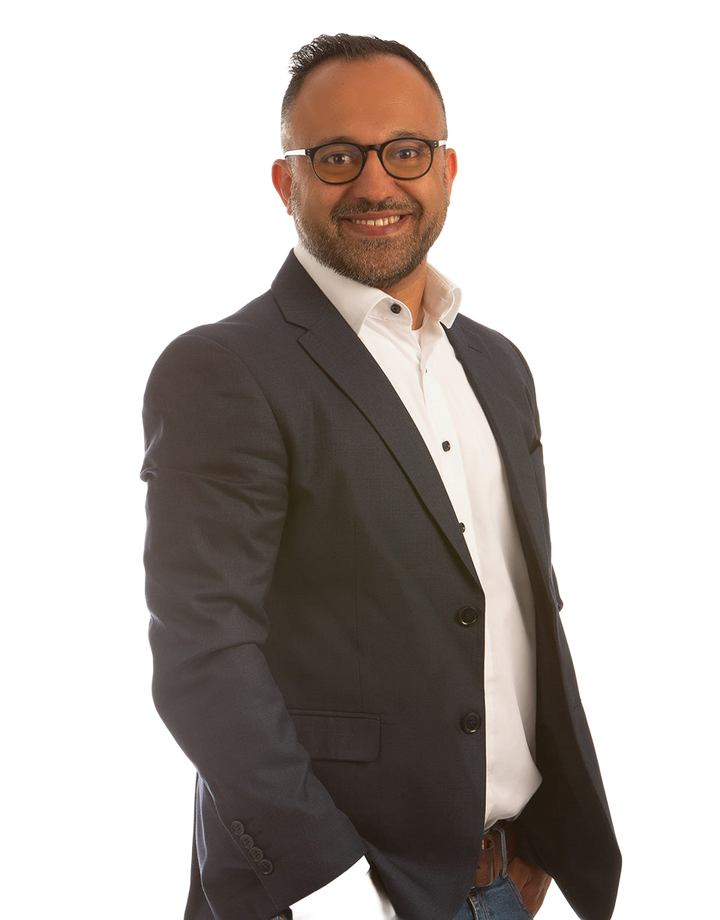 Salah Sayar im dunklen Anzug und weißen Hemd.