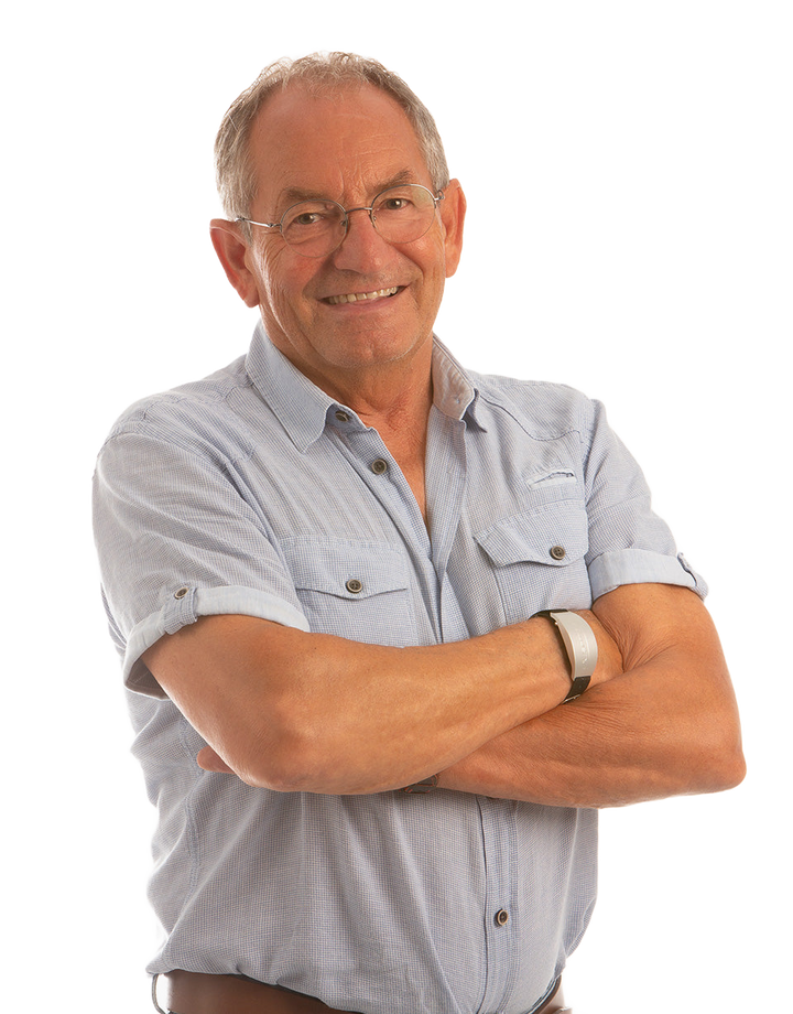 Toni Heindl im grauen Hemd mit verschränkten Armen.